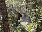 73 La grotta-nascondiglio quella a sx impervia da raggiungere